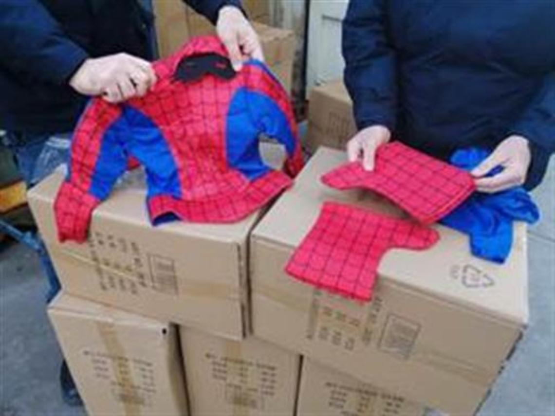 Maschere di Carnevale contraffatte sequestrate al porto di Napoli