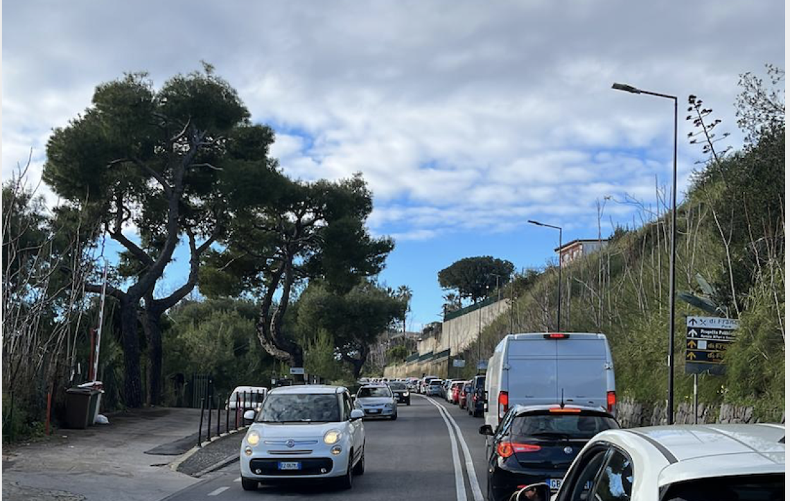Covid, centinaia di auto per fare tamponi a Giugliano: è caos
