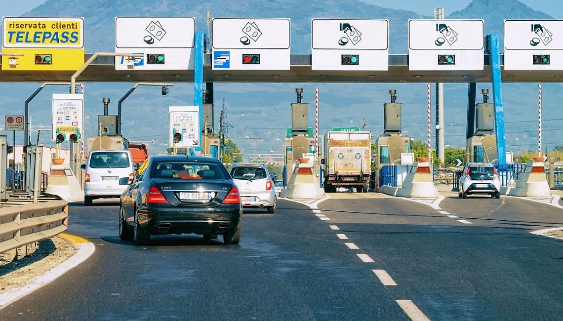 Manometteva le casse automatiche della Tangenziale per rubare il resto dei pedaggi