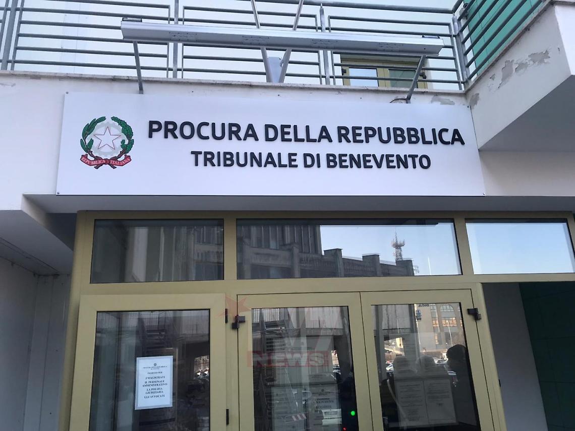 Aggredisce la compagna per strada: arrestato