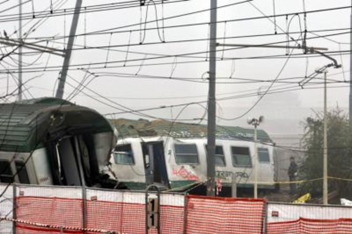 Treno deragliato, indagati i vertici di Trenord e Rfi