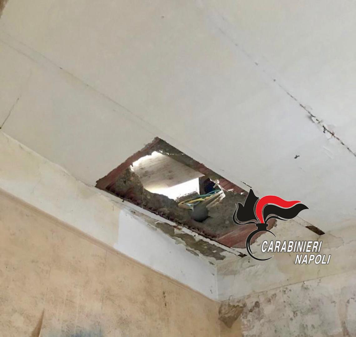 Cede il solaio, operaio 16enne cade e si ferisce: tre denunce ad Ercolano