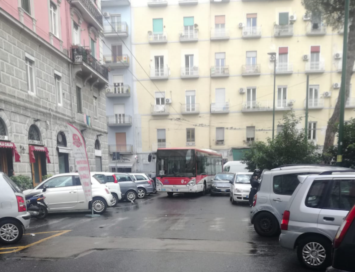 Sosta selvaggia a Napoli, bus intrappolato dalle auto