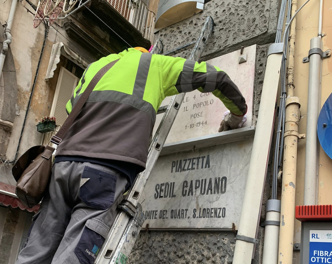 Napoli, ripulita la targa commemorativa dei caduti delle Quattro giornate