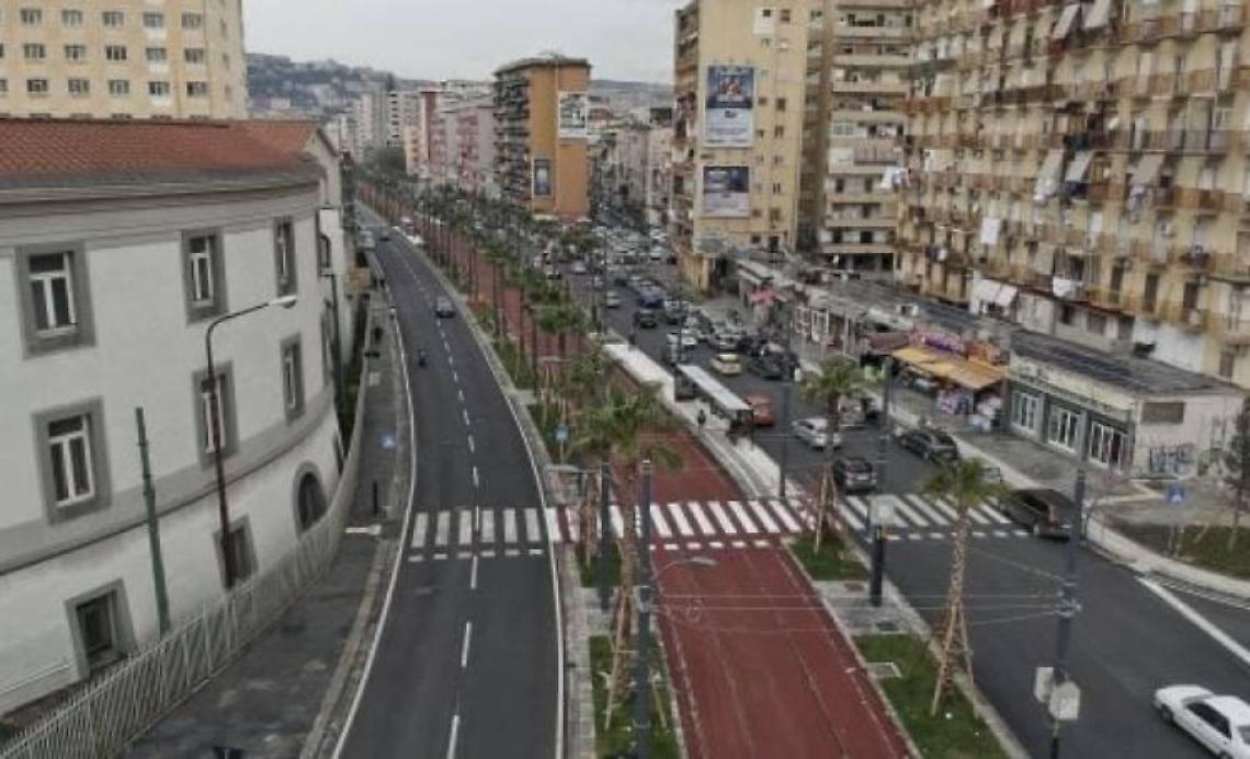 Via Marina, poliziotto libero dal servizio blocca rapinatore