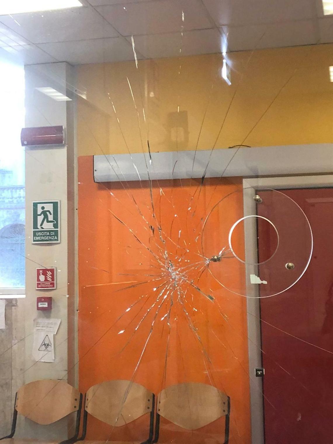 Ospedale Pellegrini, paziente aggredisce due infermiere
