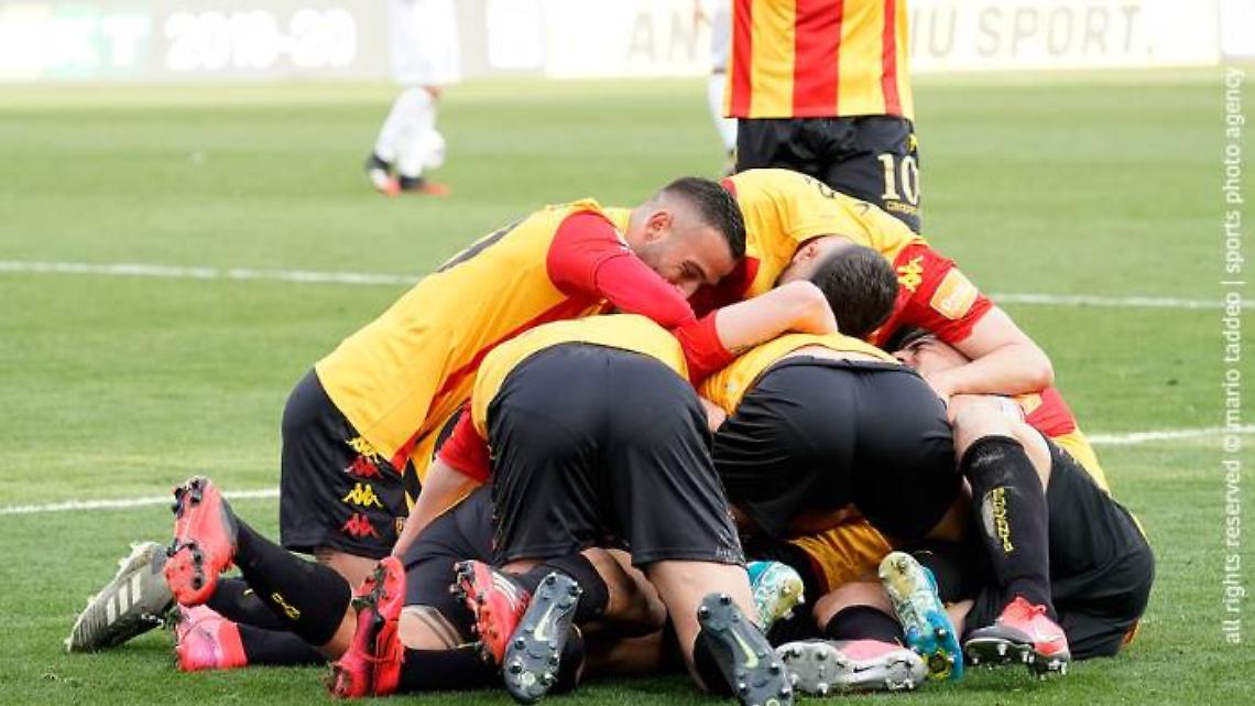 Serie B: il Benevento supera lo Spezia in rimonta, promozione sempre più vicina per gli stregoni