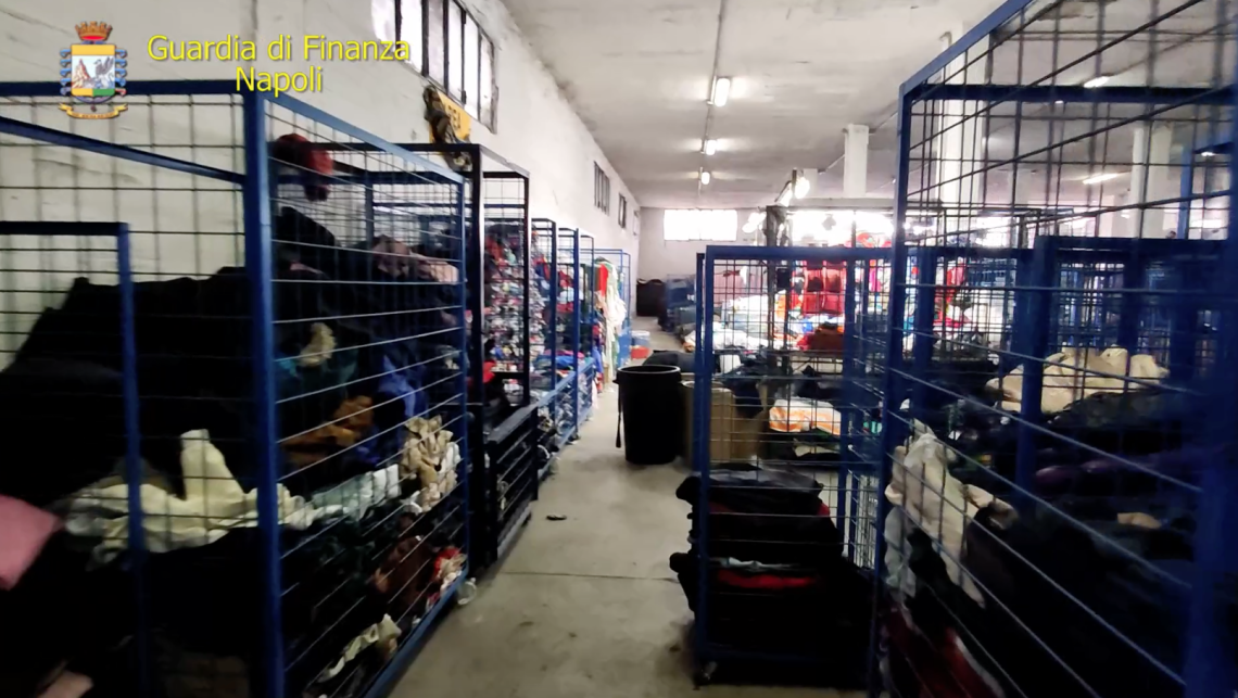 Ercolano, sequestrate 63 tonnellate di abiti usati non sanificati destinati a Resina