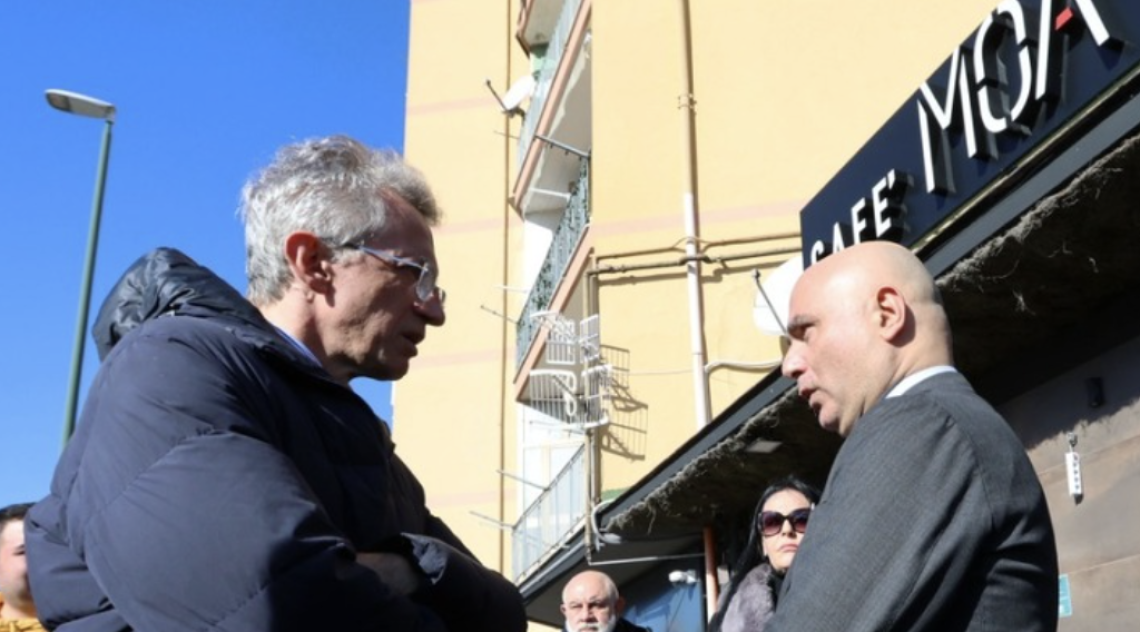 Barra, imprenditore riapre il negozio chiuso dopo le rapine