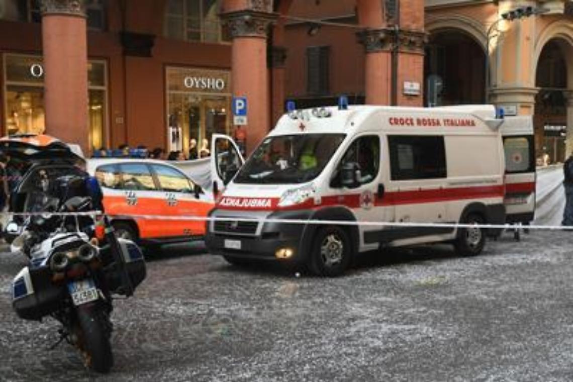 Bimbo morto dopo caduta da carro, mamma tra indagati