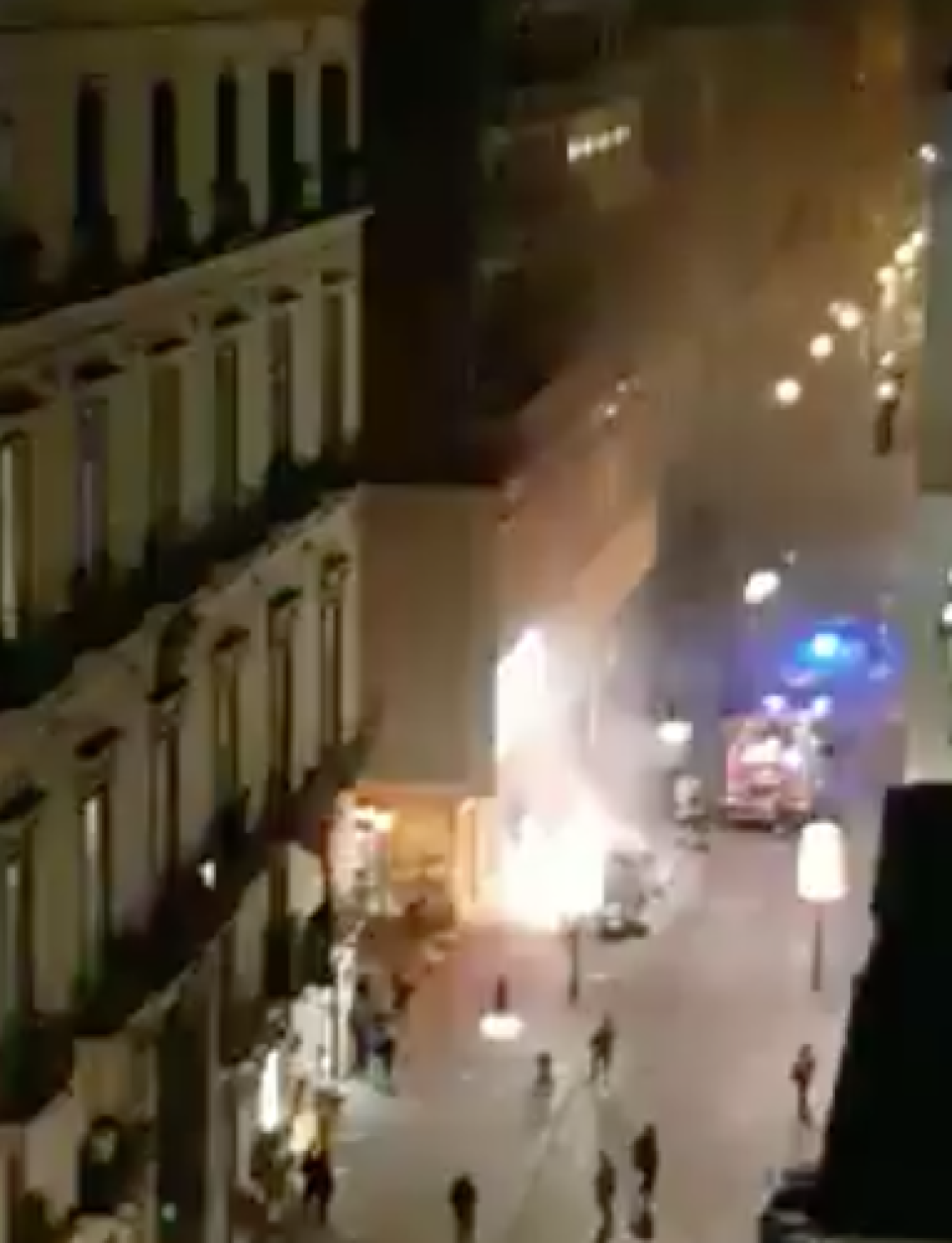 Paura in via Toledo, a fuoco i cassonetti della raccolta differenziata