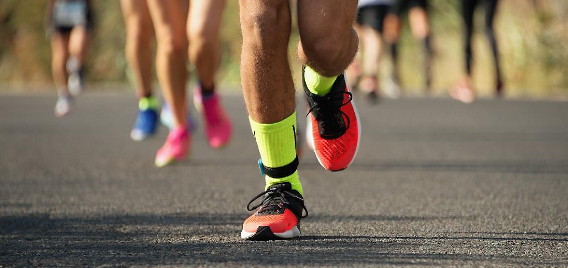 Coronavirus, l’ultima sfida social: coppia corre una maratona sul balcone