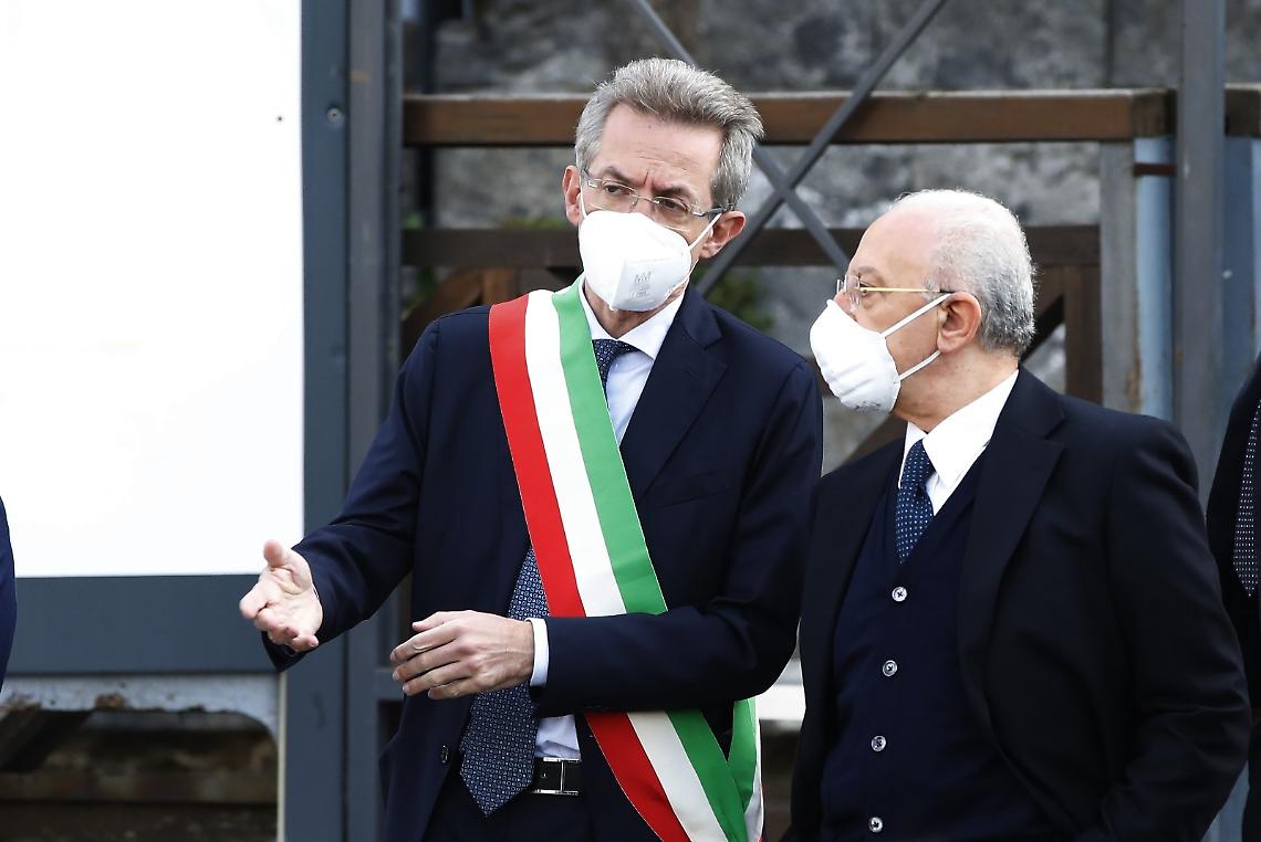 De Luca e Manfredi nel mirino dei No vax
