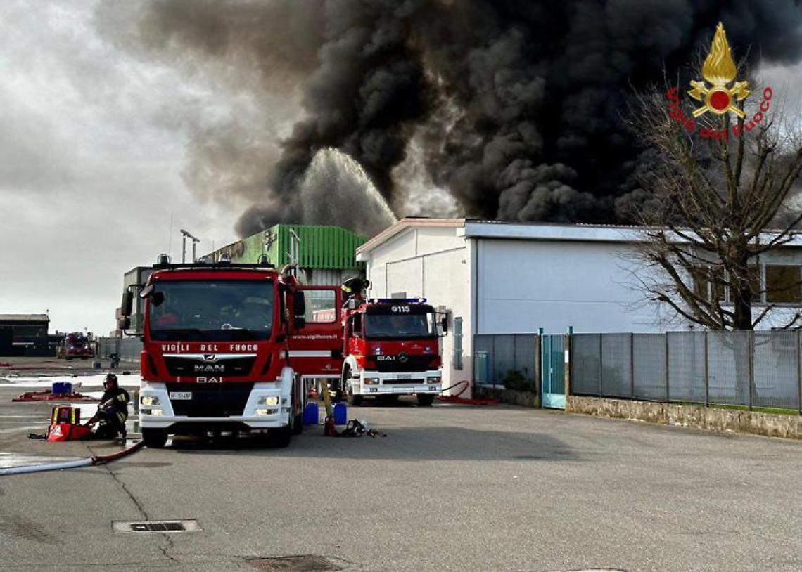 Fabbrica di vernici in fiamme, nube tossica nel Novarese