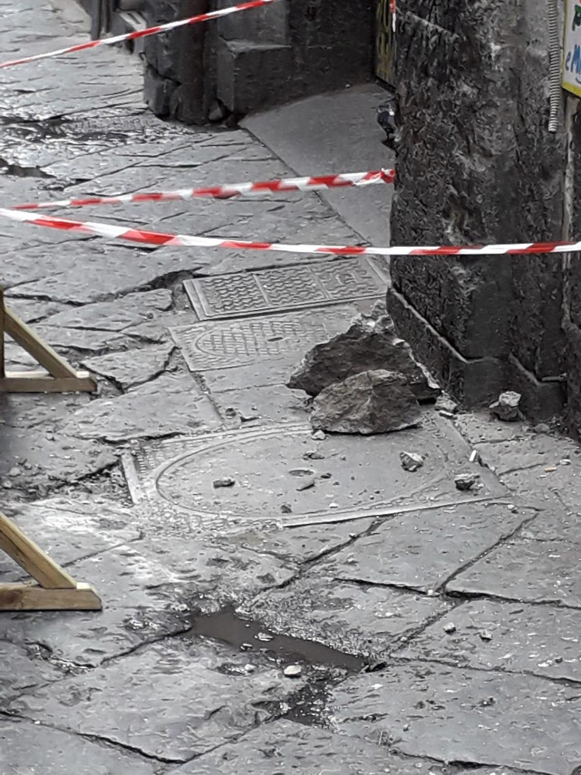 Cadono calcinacci da Palazzo Doria d'Angri, tragedia sfiorata nel centro storico