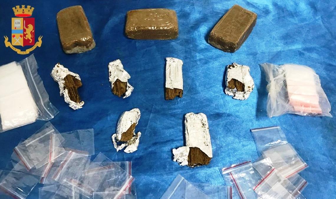 Nasconde droga in una chiesa sconsacrata a Pianura: preso