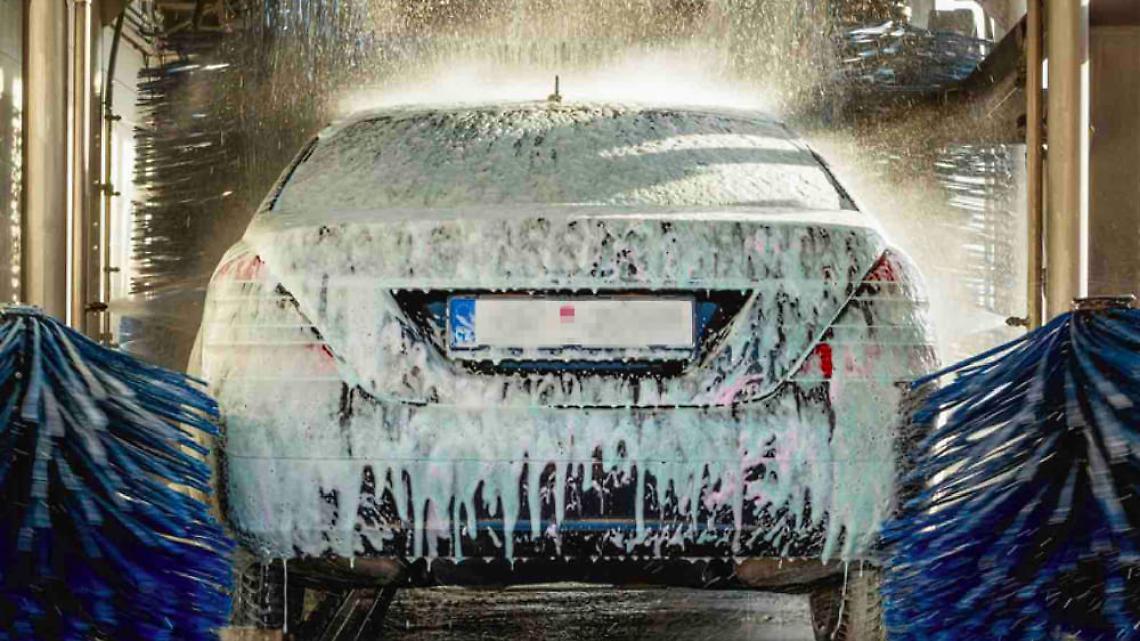 Occupazione suolo pubblico, chiuso autolavaggio a Napoli