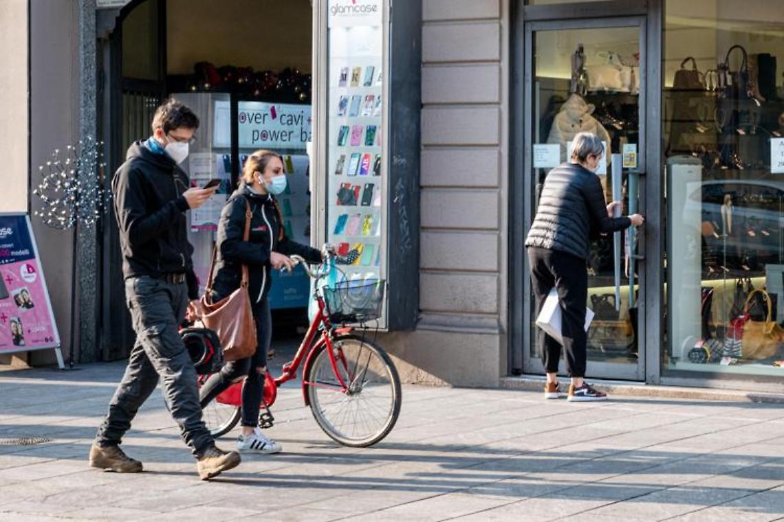 Covid oggi Italia, il report: sale l'incidenza, Rt stabile