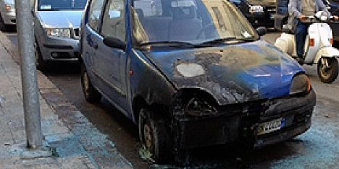 Auto in fiamme, salvati tre bambini