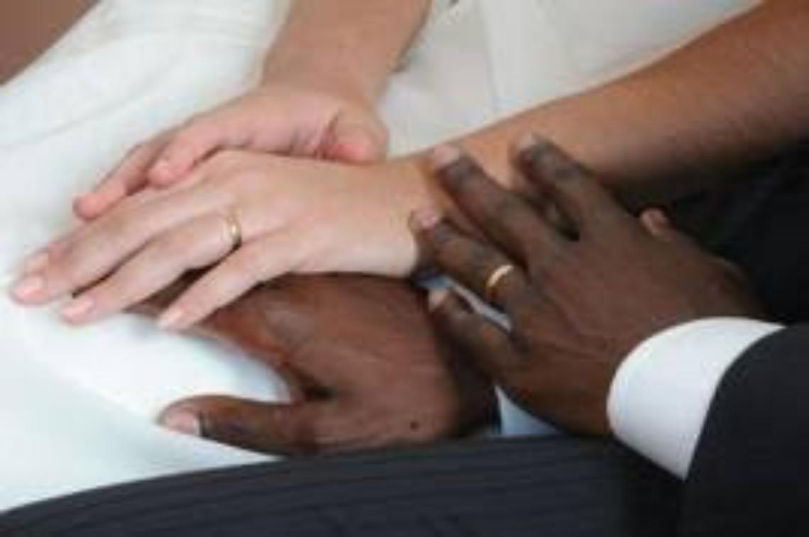 Prepara le carte per il matrimonio, scopre che ha già un marito nigeriano