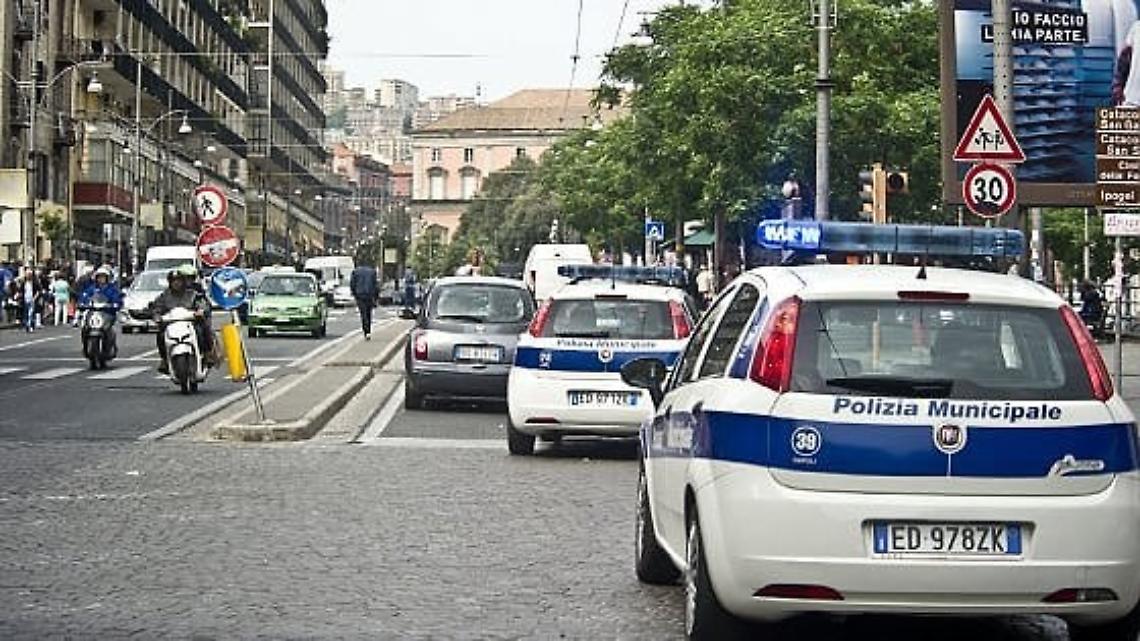 Si masturba davanti a una scolaresca: pedofilo fugge dopo l'arresto