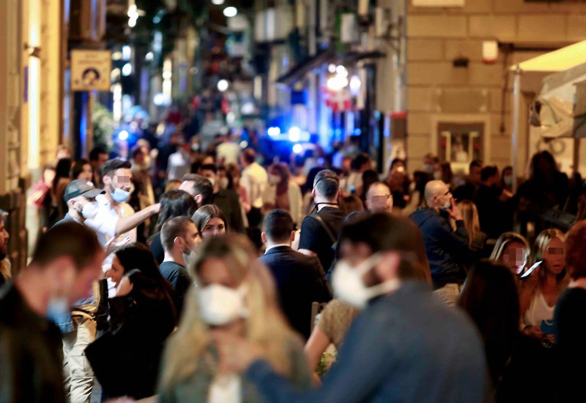 Fase 2 a Napoli, de Magistris sfida De Luca: movida fino alle 3,30