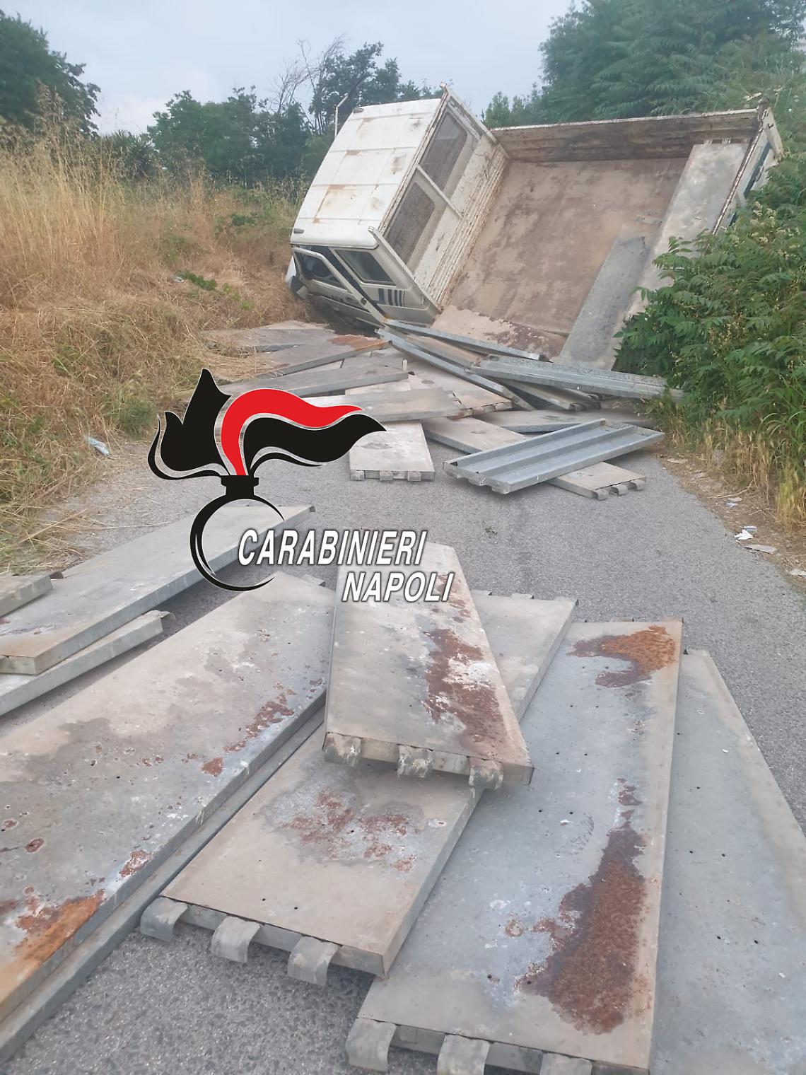 Lascia cadere il carico dal furgone per seminare i carabinieri, 59enne in manette