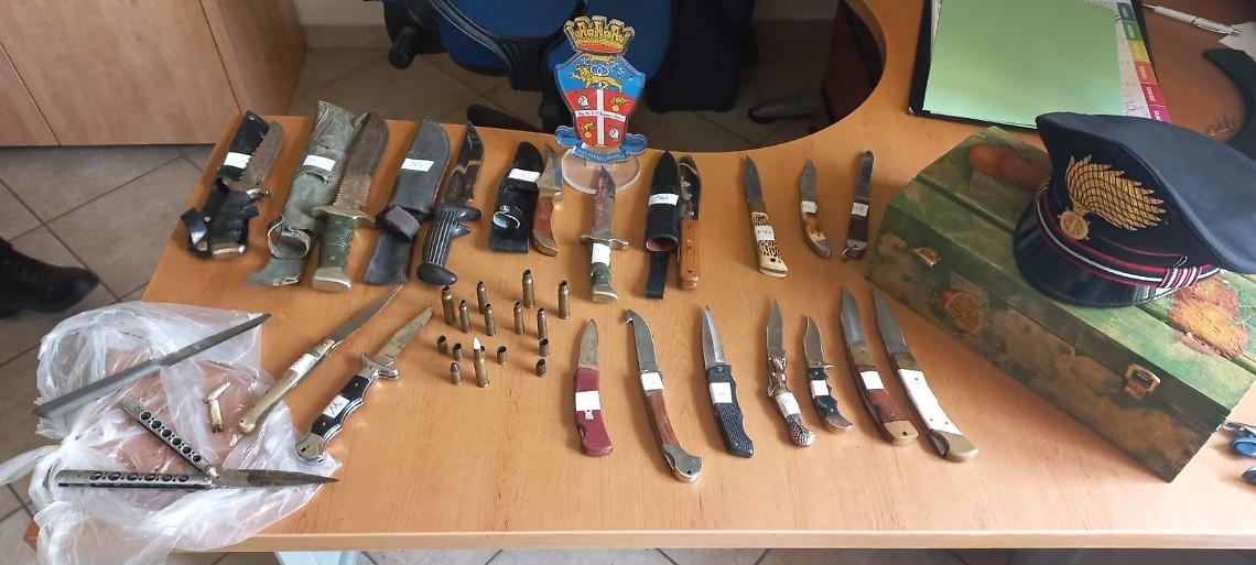 Pugnali e baionette in casa, denunciato un pensionato