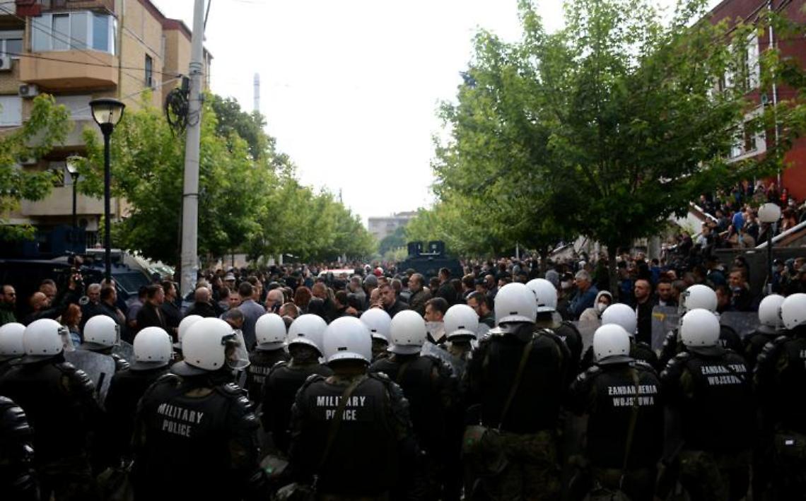 Kosovo, scontri nel Nord tra serbi e militari Kfor: feriti anche 11 italiani