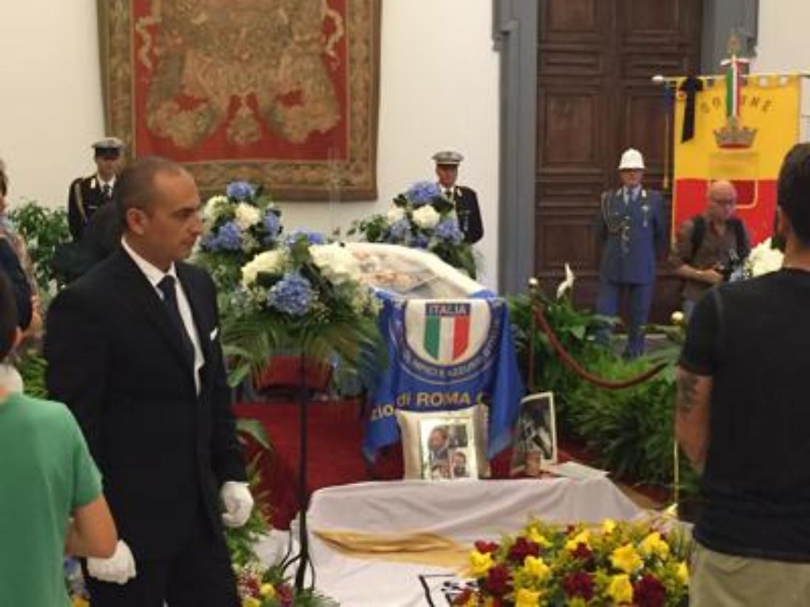 Migliaia in fila per “salutare” Bud Spencer