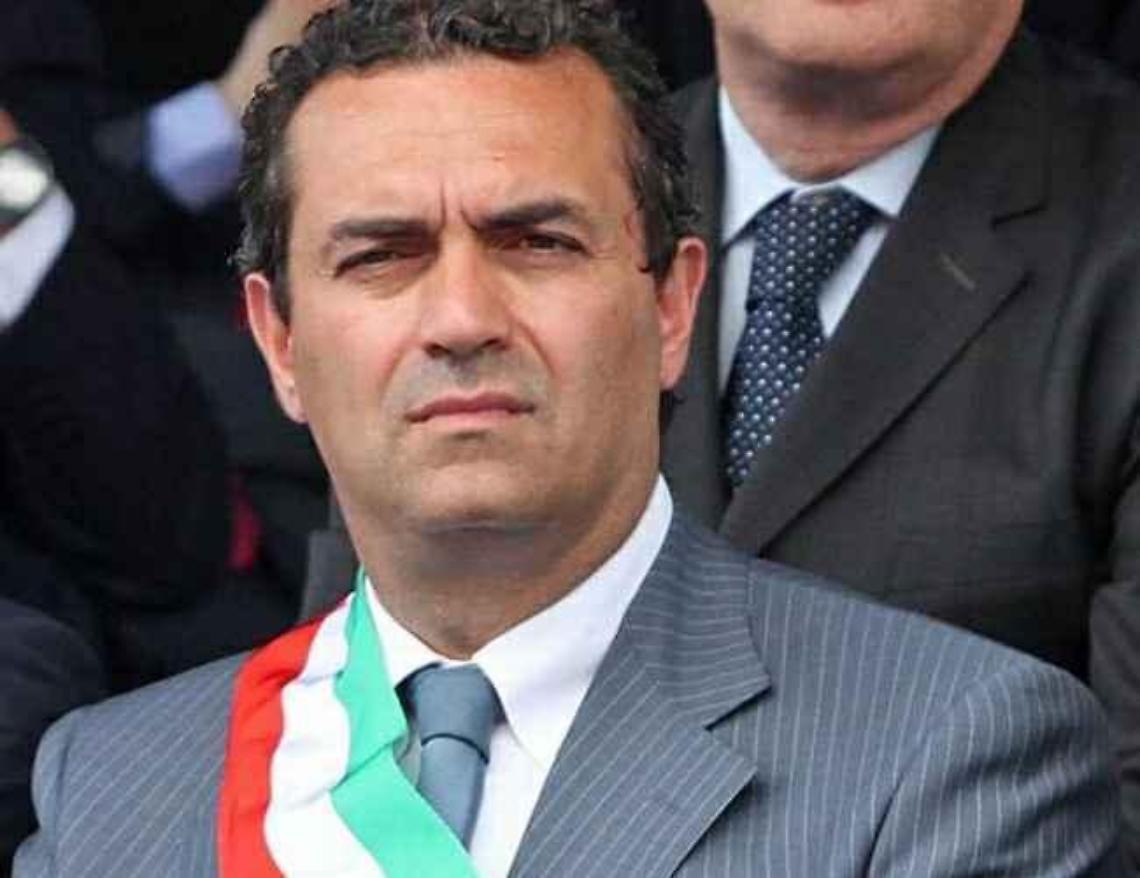 Scippata a Napoli, lettera a de Magistris<br>Il sindaco risponde: scusi, ma torni presto