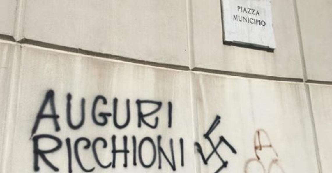 Giugliano, scritta omofoba in piazza Municipio per l'unione civile