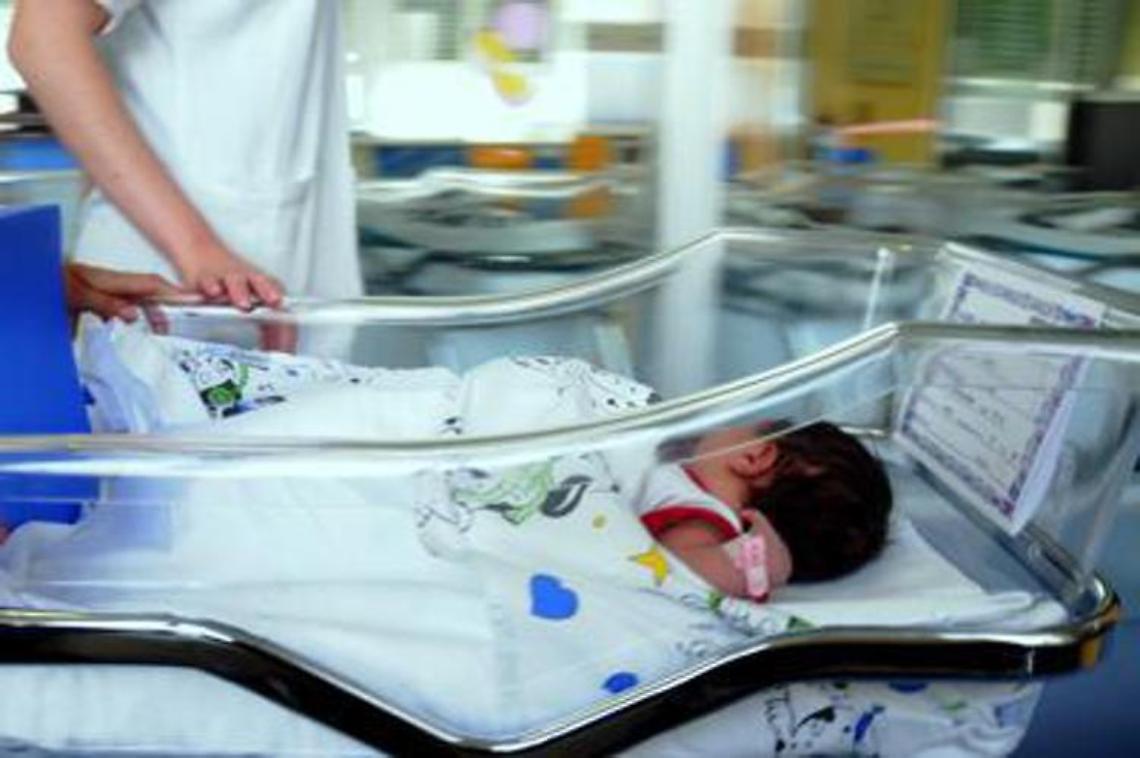 Tragedia in casa, neonata trovata dalla mamma nella culla con un sacchetto di plastica intorno alla testa
