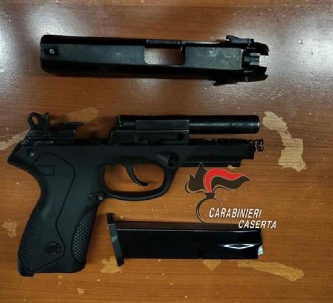 Armato di pistola insegue e sperona l'ex moglie