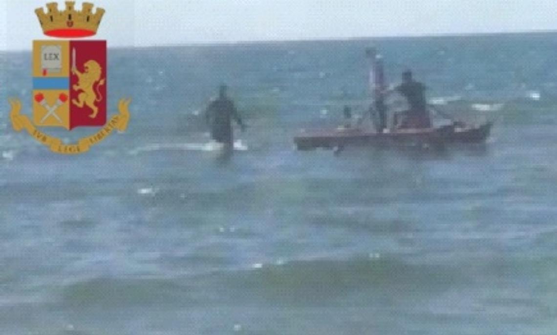 Si tuffa in mare per evitare arresto, preso con il pattino