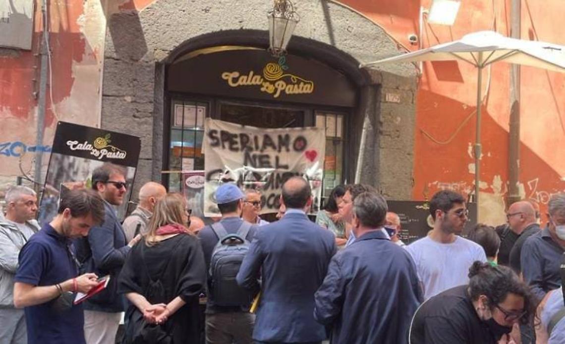 «Non denuncia', te mettimm 'na bomba ’o locale»
