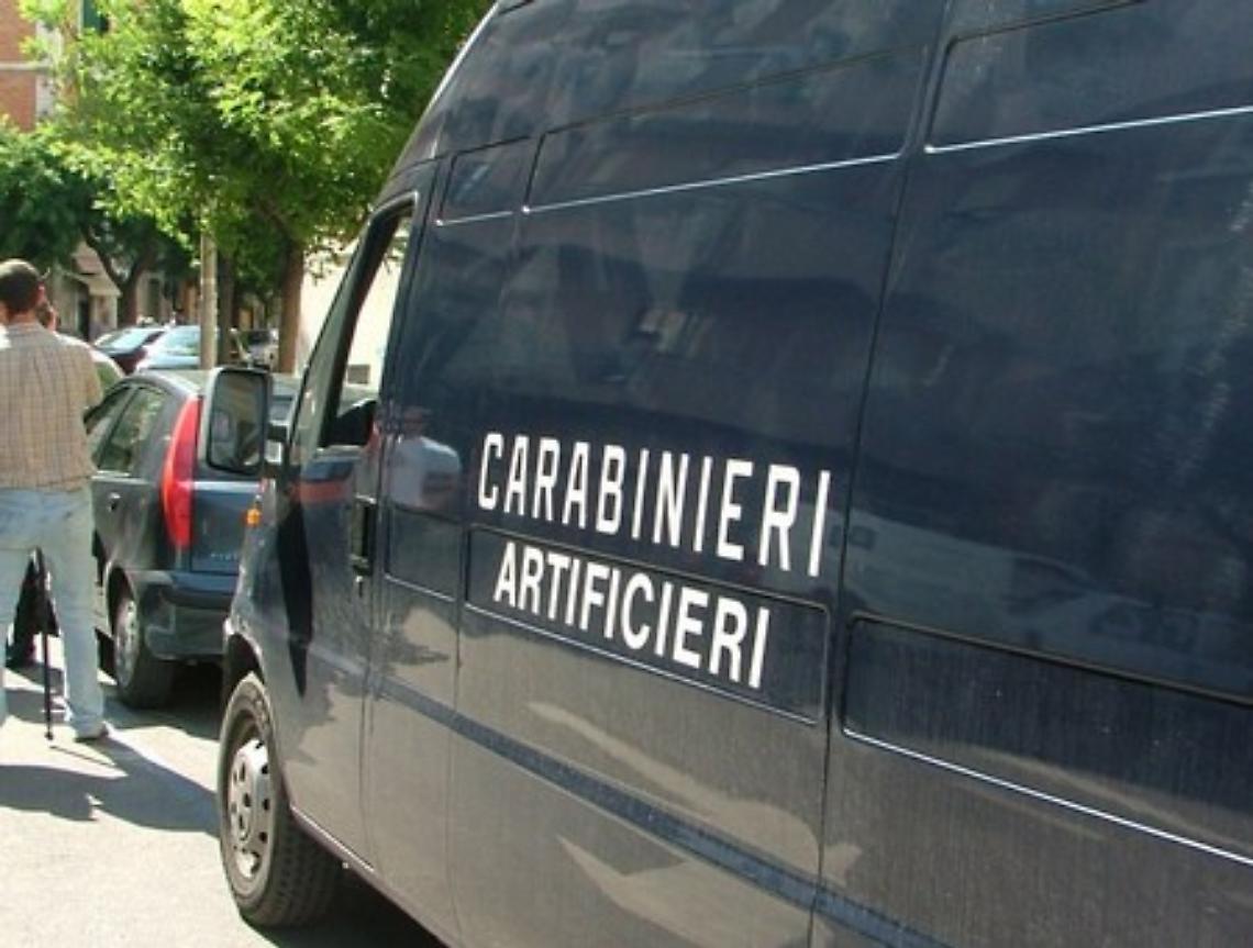 Borsa in strada a Napoli, dentro un colpo di mortaio della II guerra mondiale