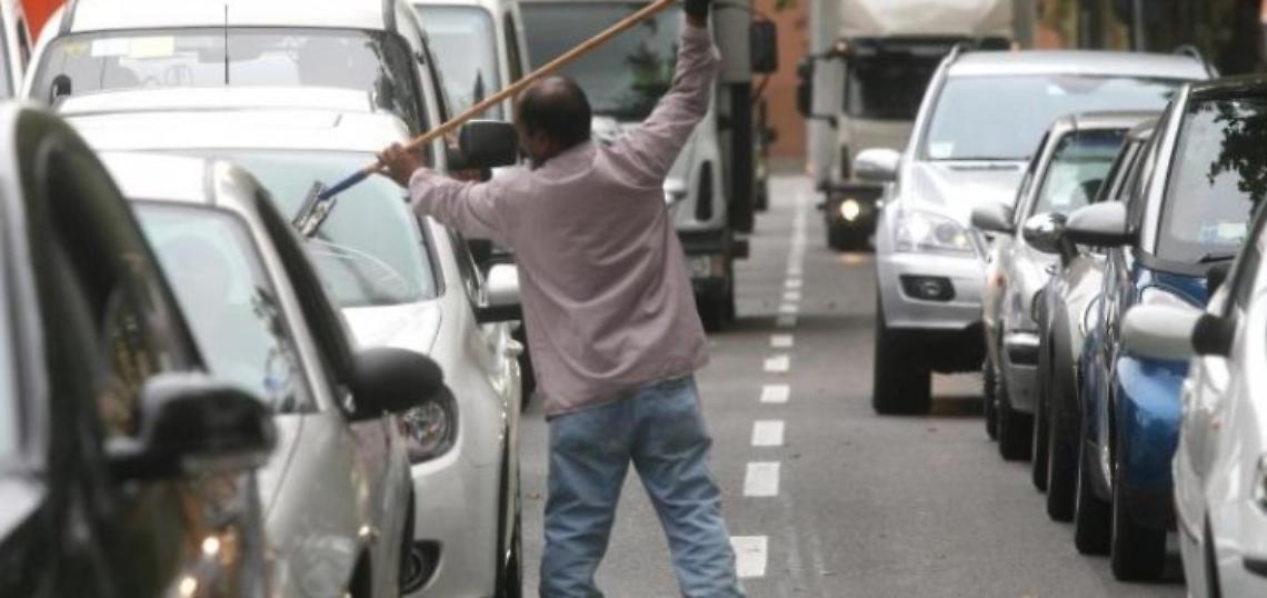 Lavavetri aggredisce poliziotti, arrestato