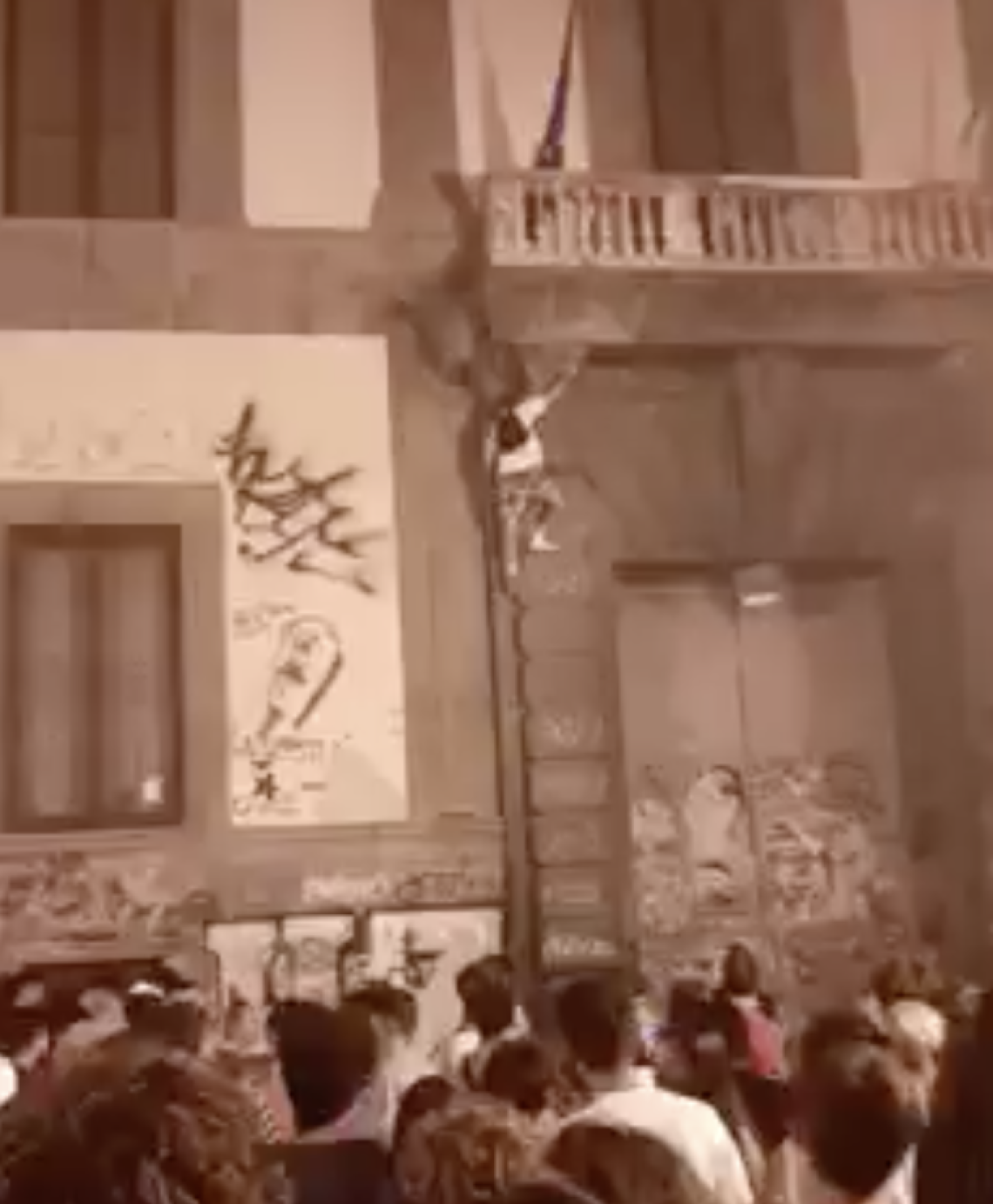 Movida choc a Napoli, si arrampica sul portone dell'Orientale e precipita