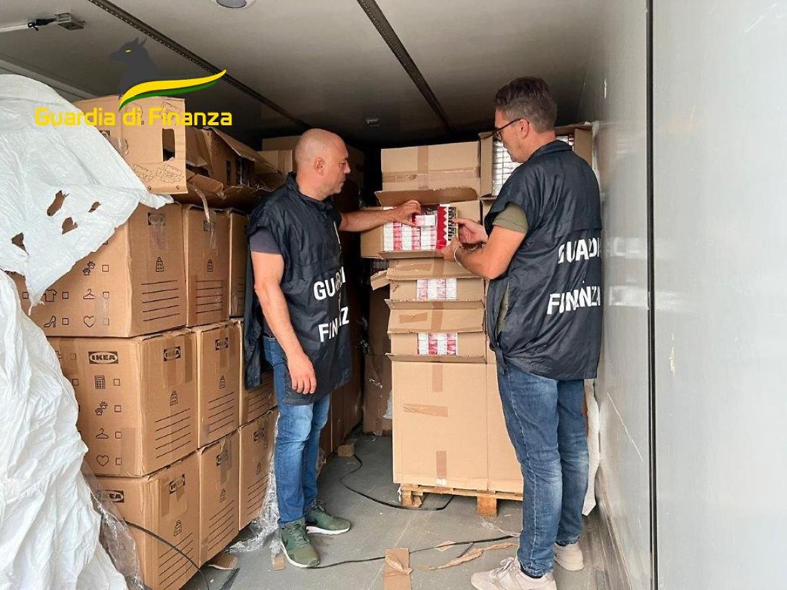 Contrabbando, furgone carico di sigarette: 2 arresti