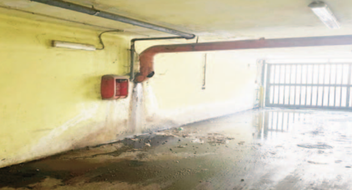 Residenti protestano: garage come cloache