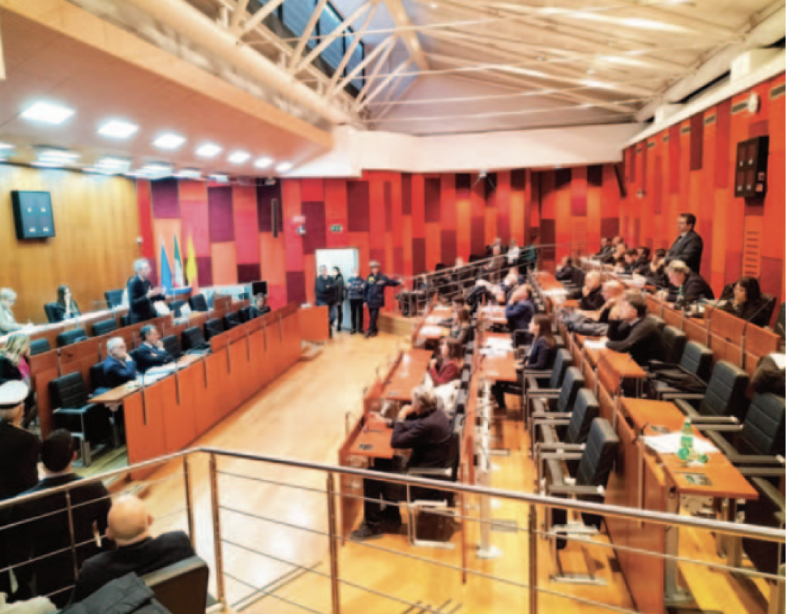 Comune, consiglio avanti fra dissensi e proteste