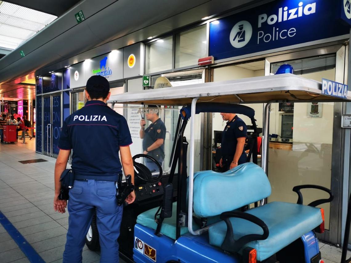 Stazione centrale, si ferma per una sfogliatella e gli rubano i bagagli