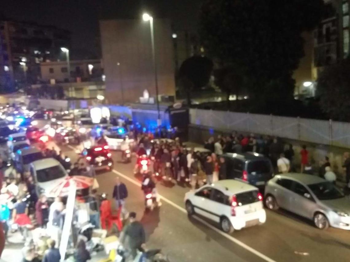 Panico a Fuorigrotta, auto piomba sulla folla e investe passanti