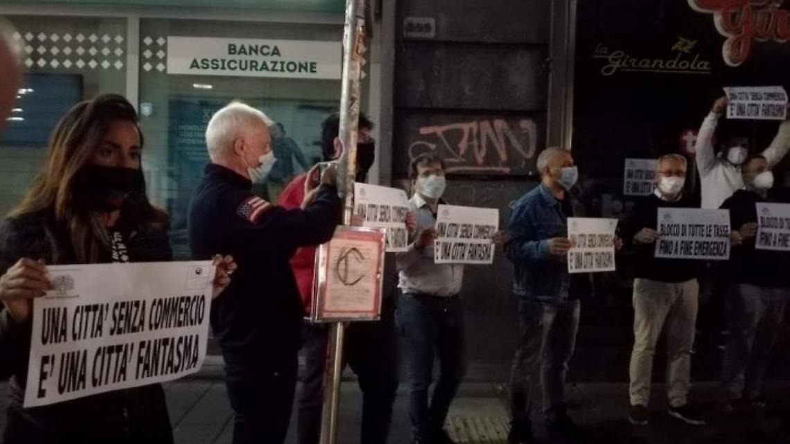 Luci spente nei negozi, a Napoli protestano i commercianti 