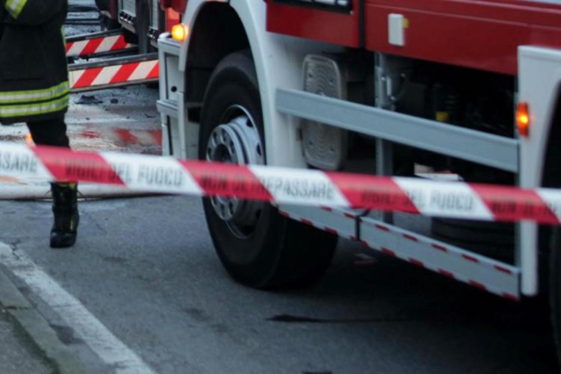 Crolla palazzina, paura in città: un morto