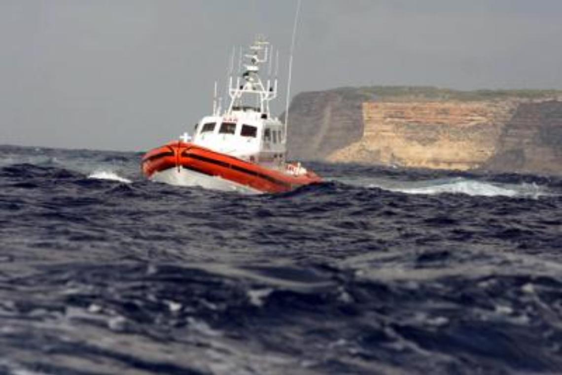 Lampedusa, individuato relitto: attorno cadaveri
