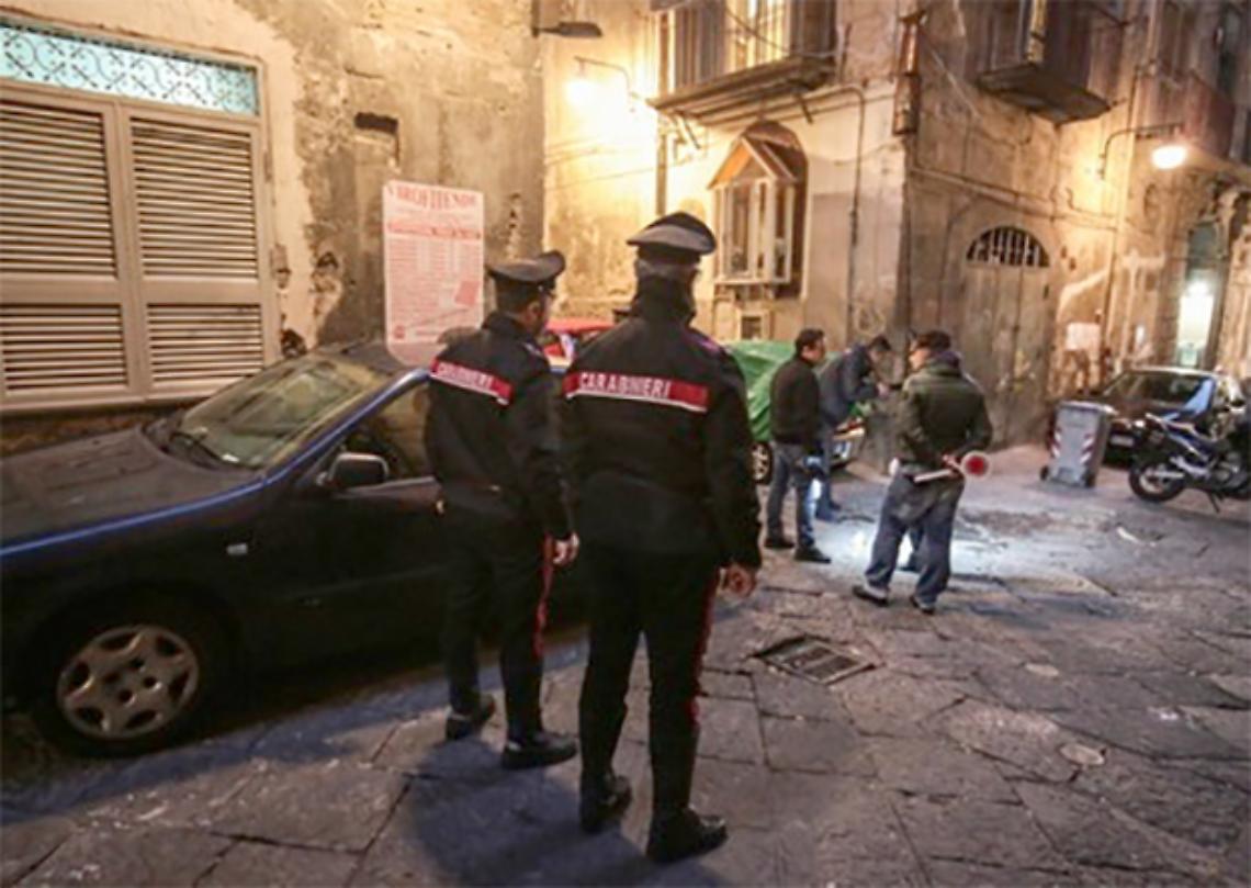 Colpi di pistola ai Quartieri Spagnoli, tre fori su auto parcheggiata