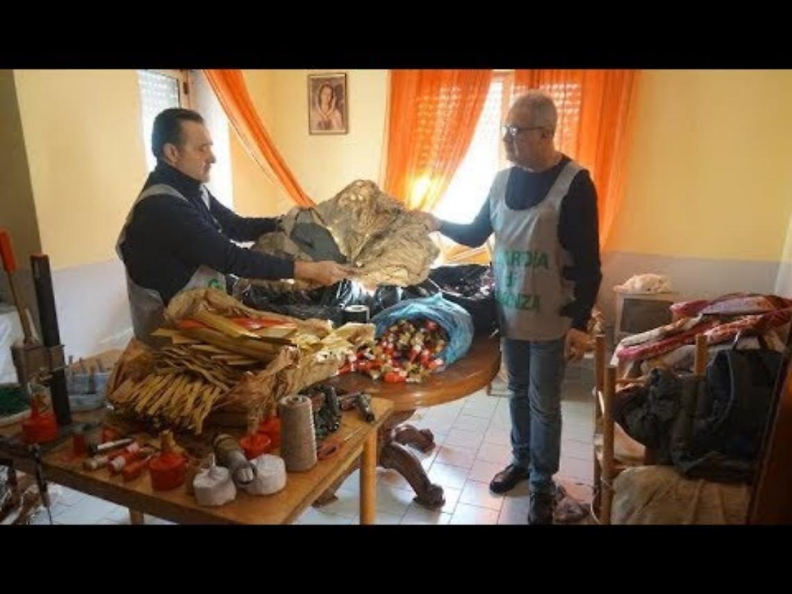 Laboratorio di ordigni artigianali in salotto, un arresto nel Casertano