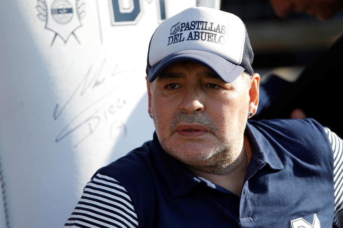 Maradona, indagato il medico personale Leopoldo Luque: perquisita l'abitazione